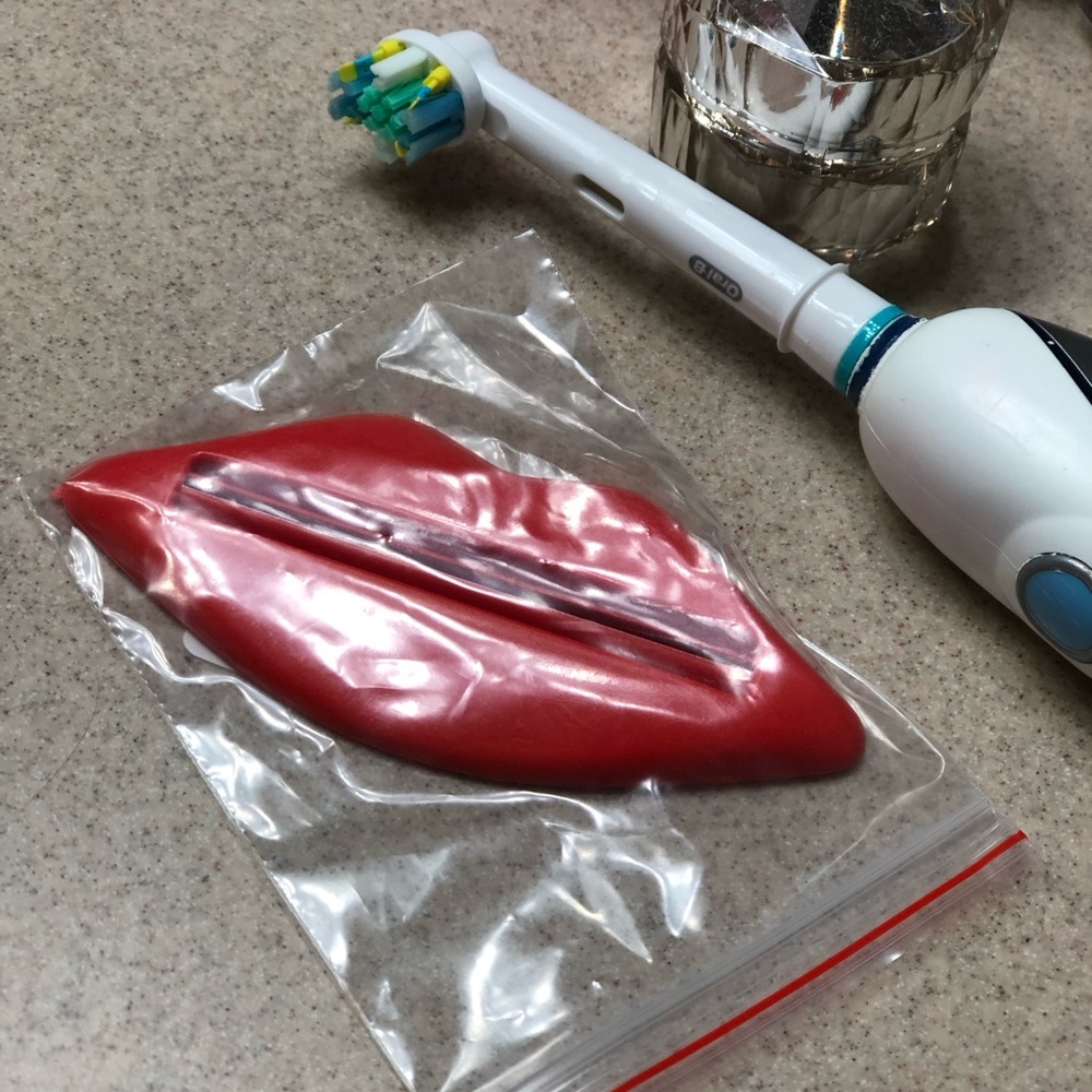 Lips Toothpaste Tube Easy Squeeze - Picture 3 of 3